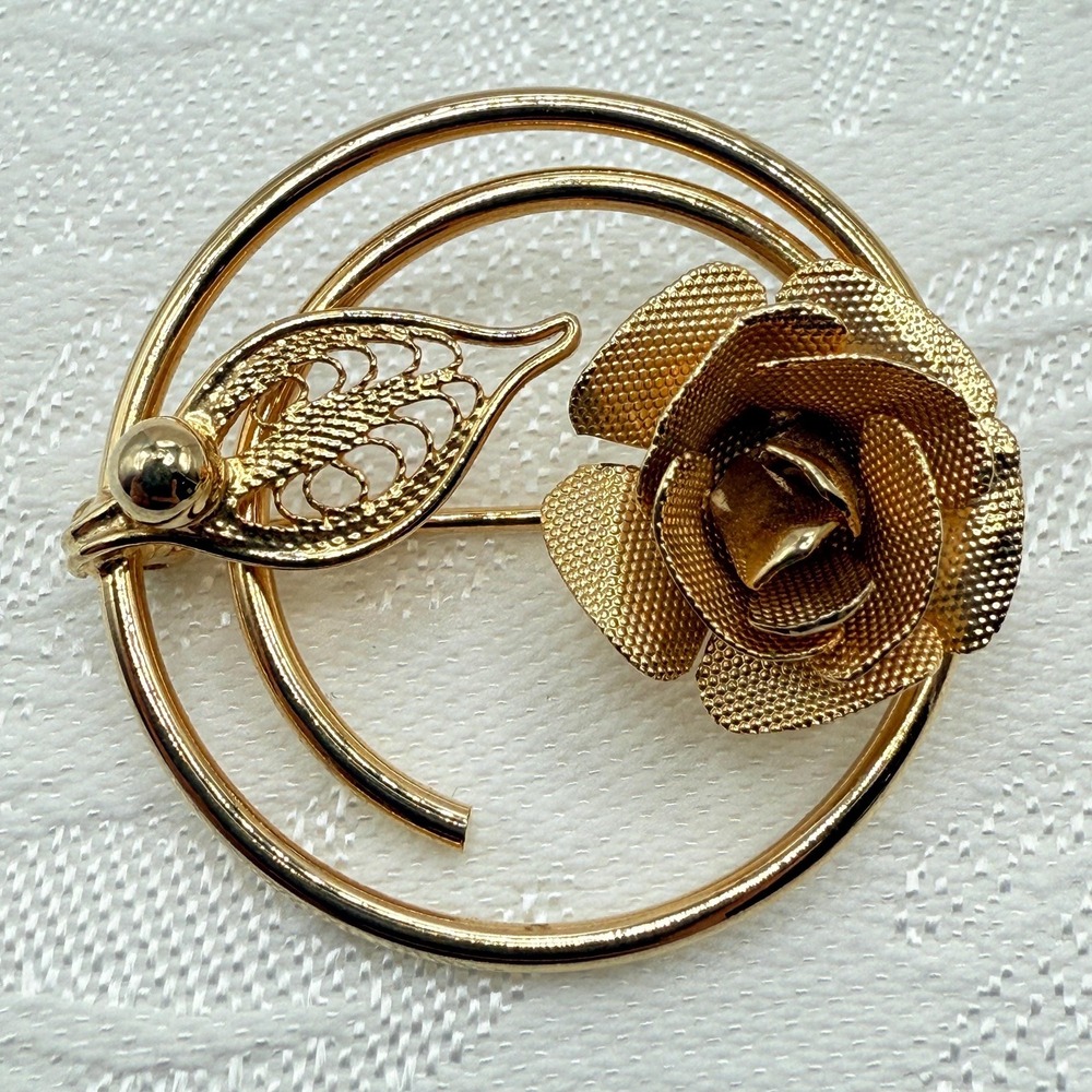 Vintage Sarah Coventry Gold Tone Circle Brooch w/ Rose and Leaf Metal Filigree